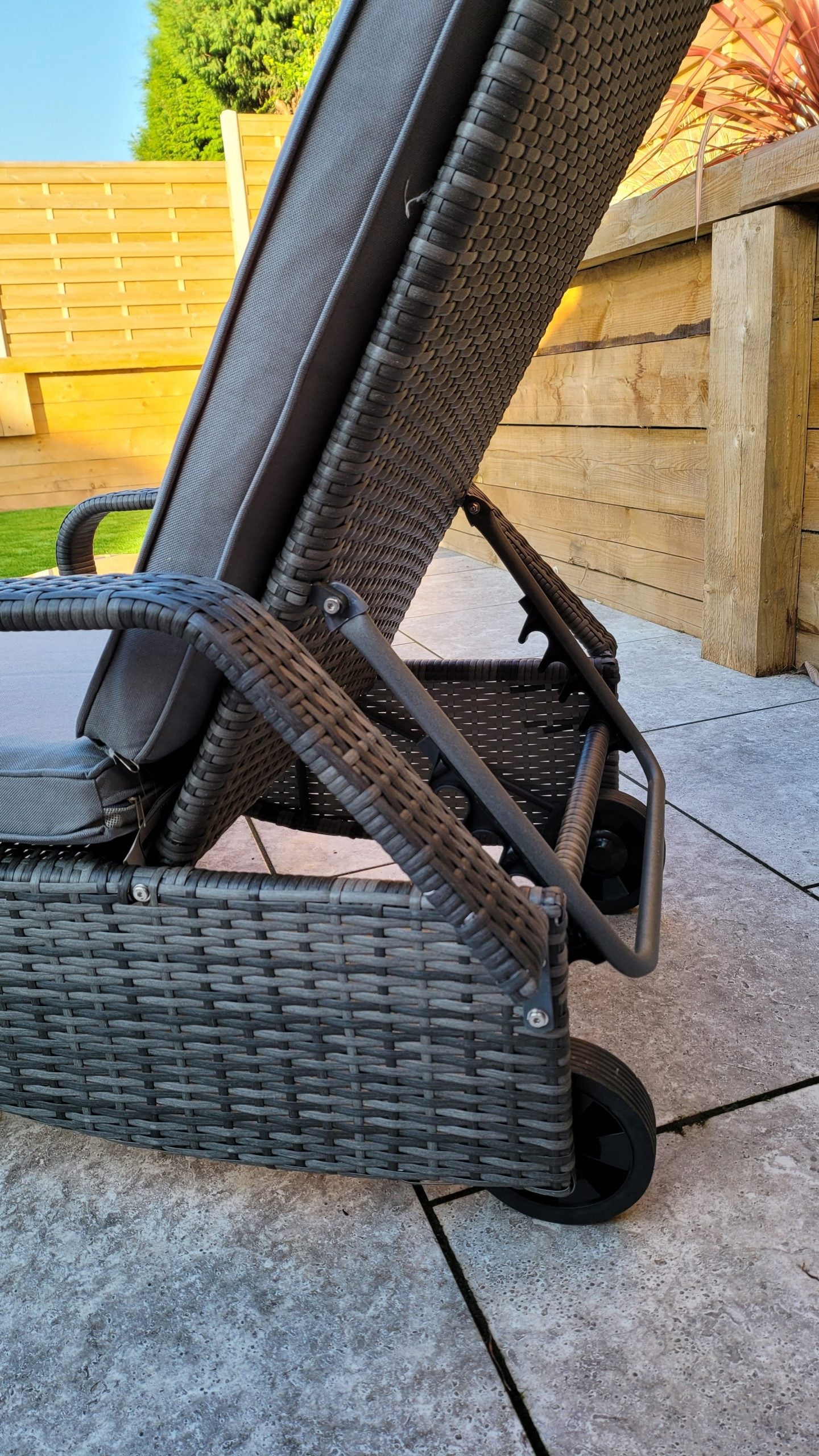 Rattan Single Sun lounger with drinks table | Savannah | Sava0404