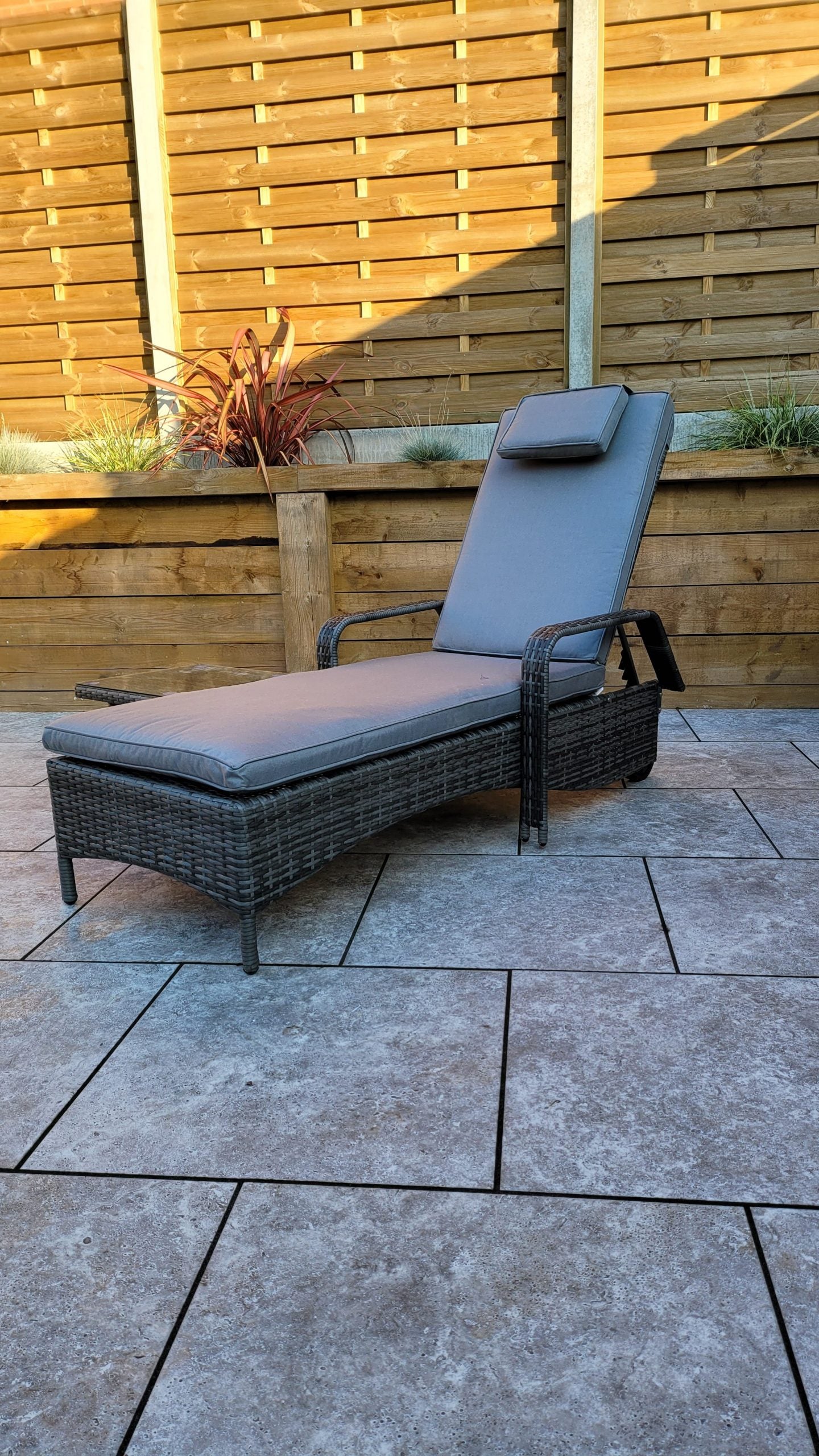 Rattan Single Sun lounger with drinks table | Savannah | Sava0404