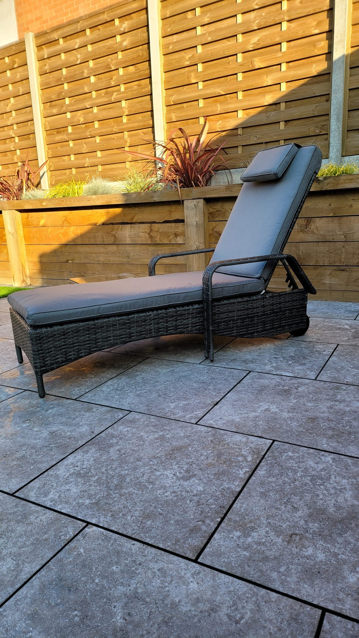 Rattan Single Sun lounger with drinks table | Savannah | Sava0404