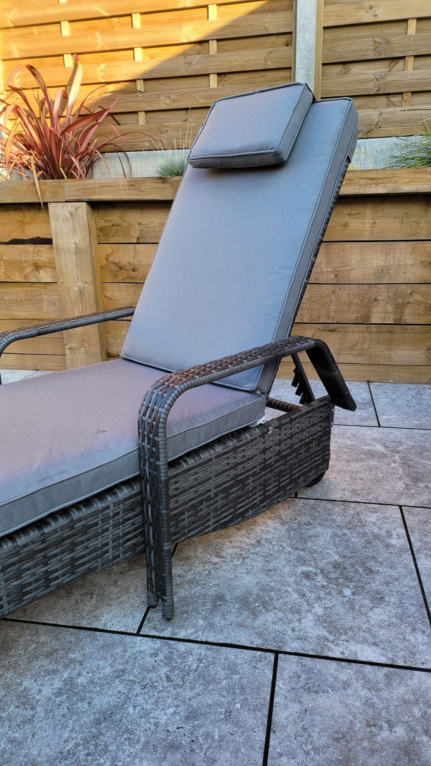 Rattan Single Sun lounger with drinks table | Savannah | Sava0404
