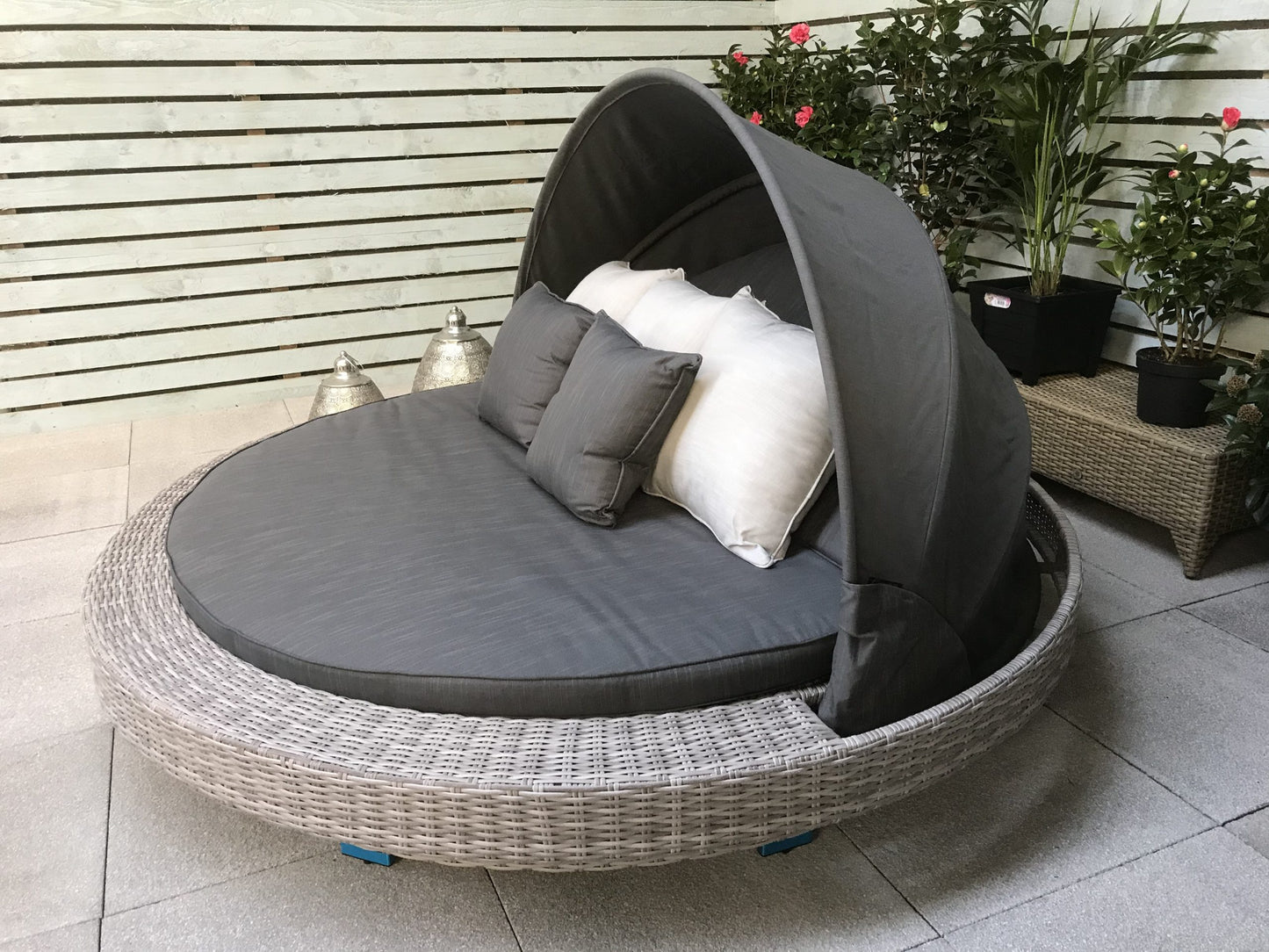 Rattan Large Round Daybed in Grey | Madison | Madi0193