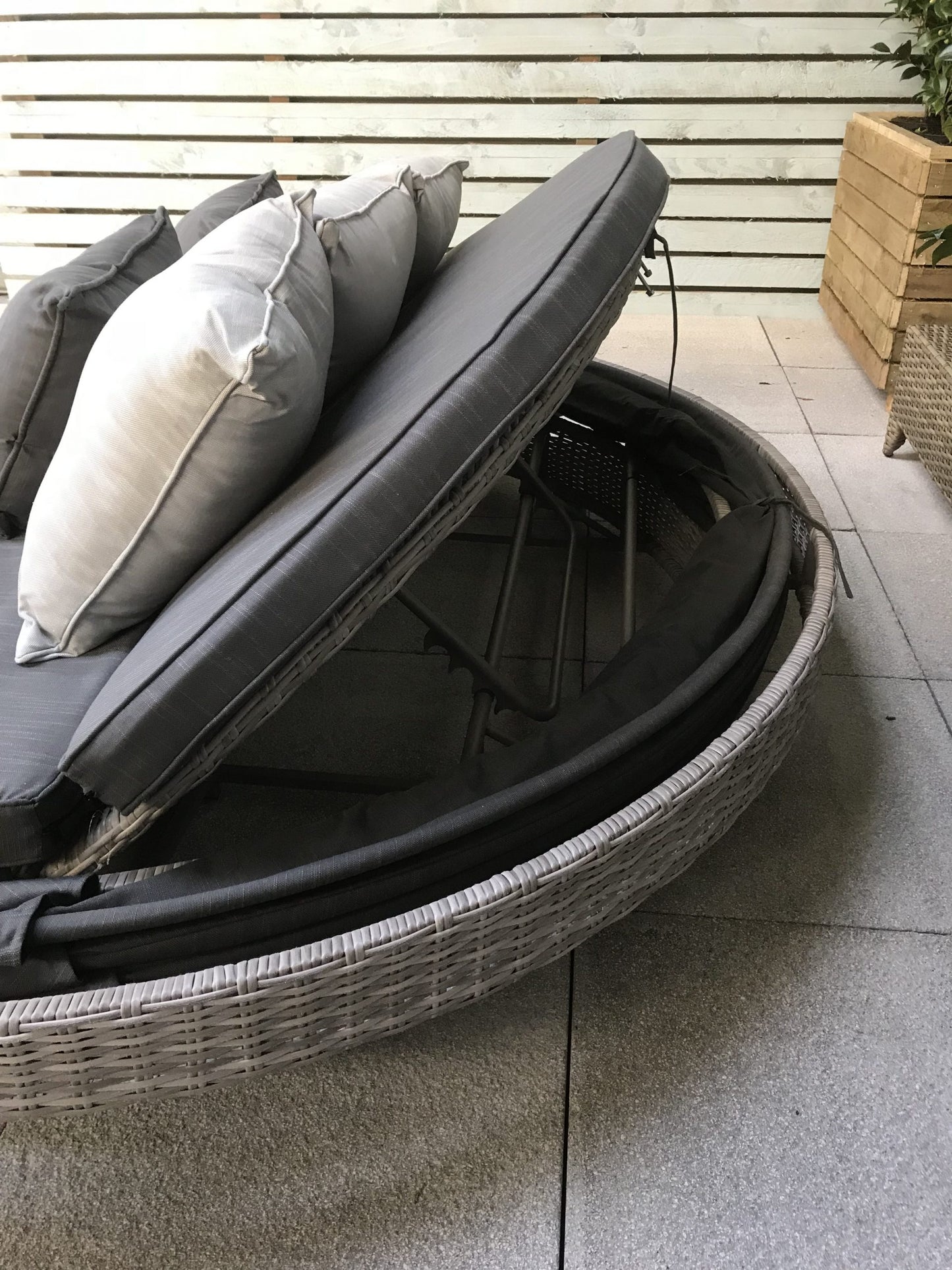 Rattan Large Round Daybed in Grey | Madison | Madi0193