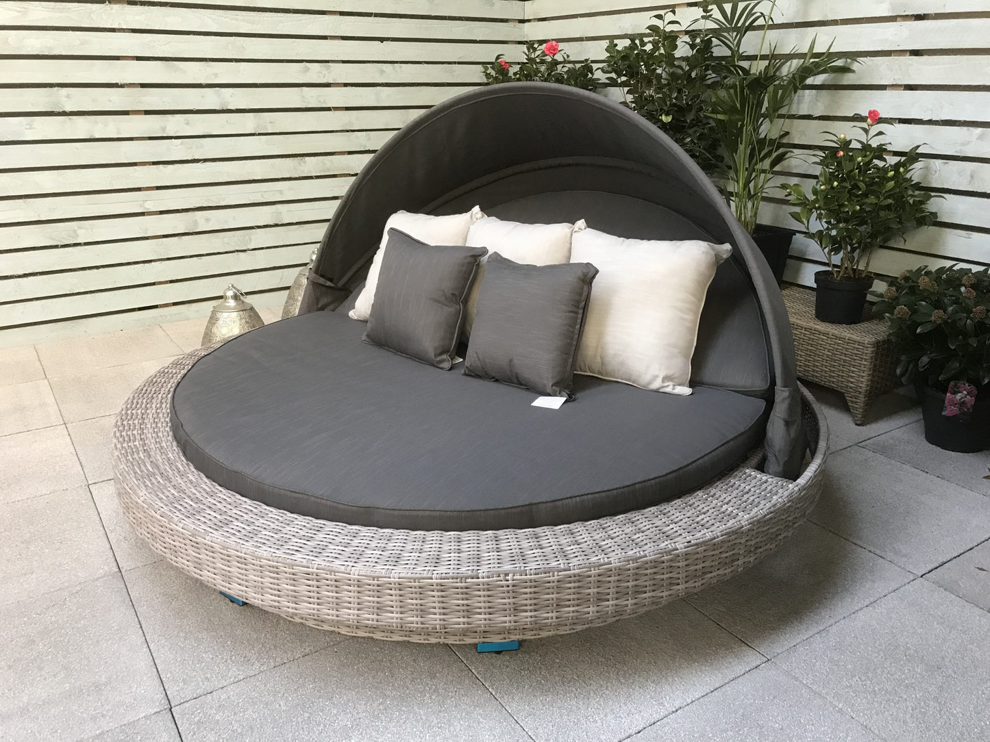 Rattan Large Round Daybed in Grey | Madison | Madi0193