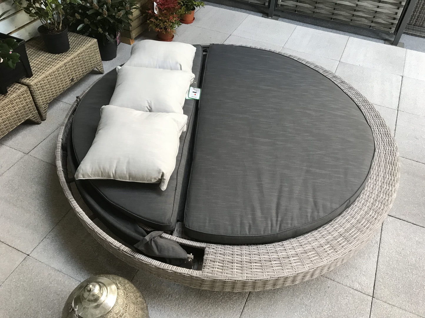 Rattan Large Round Daybed in Grey | Madison | Madi0193