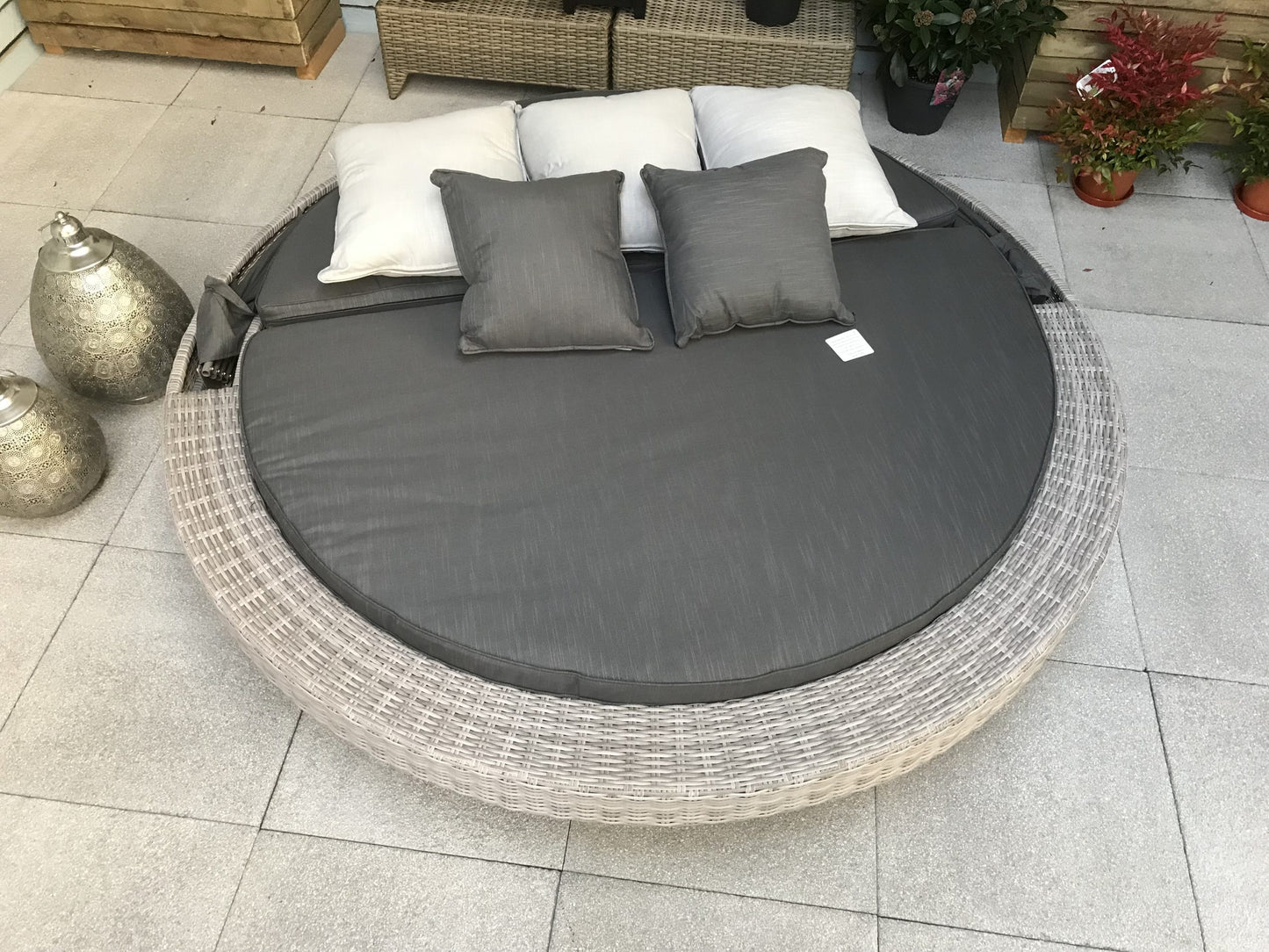 Rattan Large Round Daybed in Grey | Madison | Madi0193