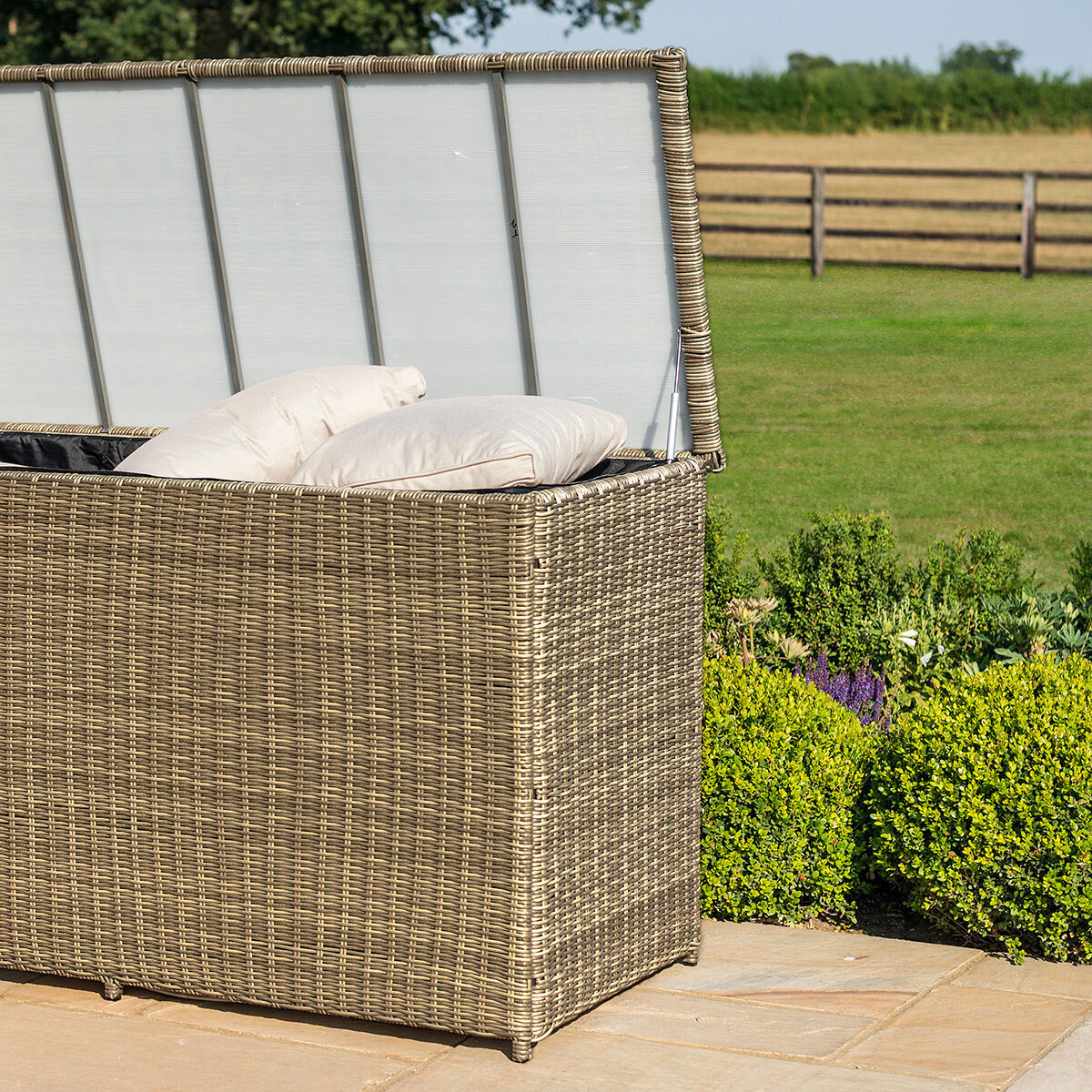 Homeflair - Winchester Rattan Storage Box